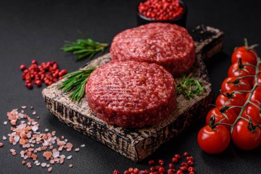 Beton kaplamalı tuzlu ve baharatlı taze çiğ biftek köftesi.