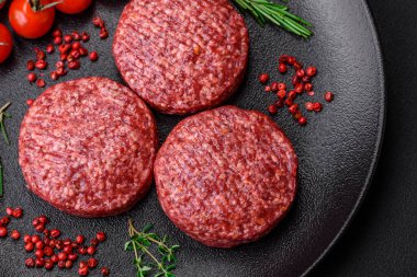 Beton kaplamalı tuzlu ve baharatlı taze çiğ biftek köftesi.