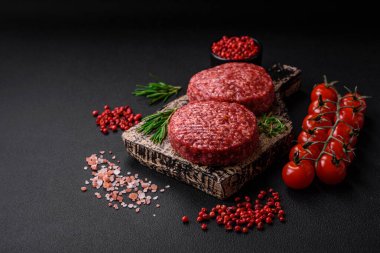 Beton kaplamalı tuzlu ve baharatlı taze çiğ biftek köftesi.