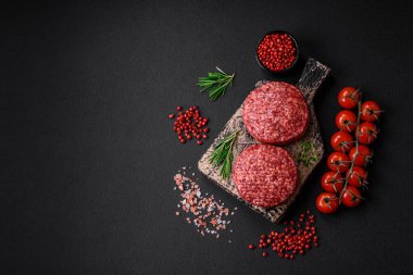 Beton kaplamalı tuzlu ve baharatlı taze çiğ biftek köftesi.