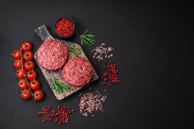 Beton kaplamalı tuzlu ve baharatlı taze çiğ biftek köftesi.