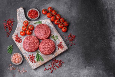 Beton kaplamalı tuzlu ve baharatlı taze çiğ biftek köftesi.