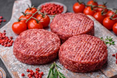 Beton kaplamalı tuzlu ve baharatlı taze çiğ biftek köftesi.