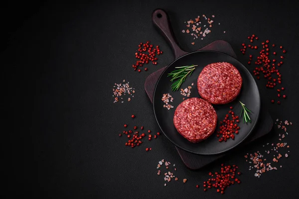 Beton kaplamalı tuzlu ve baharatlı taze çiğ biftek köftesi.