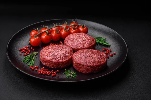 Hamburguesa Fresca Carne Molida Con Sal Especias Sobre Fondo Hormigón —  Fotos de Stock