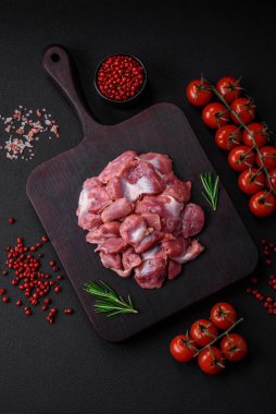 Tuzlu, baharatlı ve çimento kaplı çiğ tavuk ya da hindi taşlıkları.