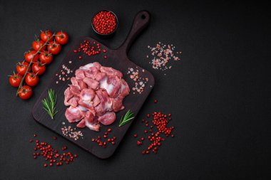 Tuzlu, baharatlı ve çimento kaplı çiğ tavuk ya da hindi taşlıkları.