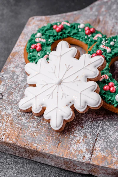 Deliciosos Biscoitos Gengibre Natal Fundo Concreto Texturizado Como Decoração Para — Fotografia de Stock