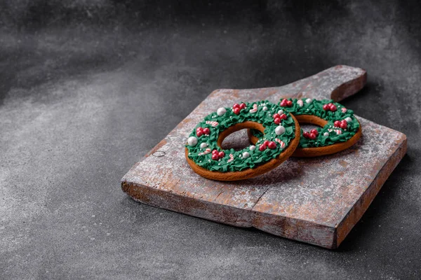 아름다운 크리스마스 생강빵 성탄절을 장식으로 콘크리트 맛있는 크리스마스 생강빵 — 스톡 사진