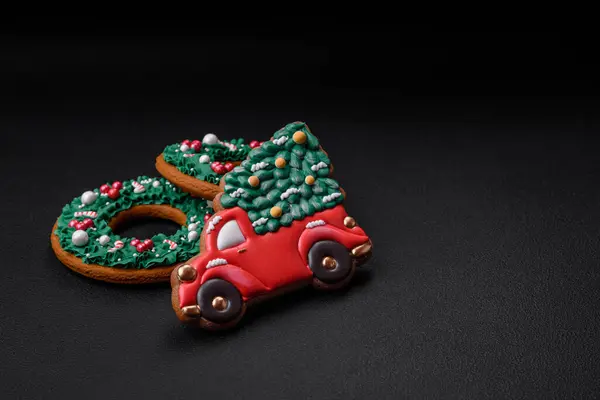 精美美丽的圣诞姜饼饼干 背景质感坚实 是过年桌上的装饰品 — 图库照片