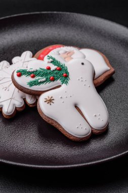 Taze lezzetli fırınlanmış Noel ya da koyu beton arka planda parlak renk temalı zencefilli kurabiyeler.