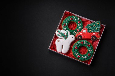 Taze lezzetli fırınlanmış Noel ya da koyu beton arka planda parlak renk temalı zencefilli kurabiyeler.