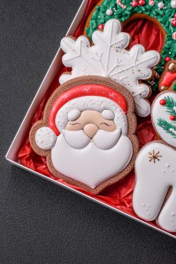 Taze lezzetli fırınlanmış Noel ya da koyu beton arka planda parlak renk temalı zencefilli kurabiyeler.
