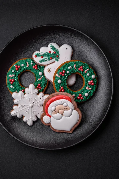 Fresco Delizioso Natale Forno Biscotti Pan Zenzero Capodanno Con Motivo — Foto Stock