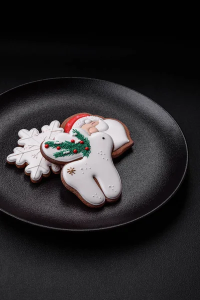 新鲜美味的烤圣诞或新年姜饼 色泽鲜亮 背景为深色混凝土图案 — 图库照片
