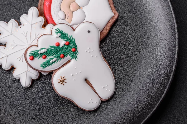 Świeże Pyszne Pieczone Boże Narodzenie Lub Noworoczne Pierniki Ciasteczka Jasnym — Zdjęcie stockowe