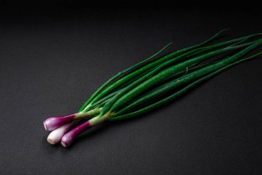 Sağlıklı bir vejetaryen yemeği pişirmek için taze yeşil soğan.