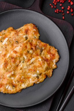 Lezzetli kızarmış tavuk göğsü hardal, tuz, baharat ve peynirli koyu beton arka planda.