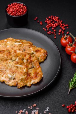 Lezzetli kızarmış tavuk göğsü hardal, tuz, baharat ve peynirli koyu beton arka planda.