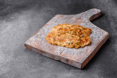 Lezzetli kızarmış tavuk göğsü hardal, tuz, baharat ve peynirli koyu beton arka planda.