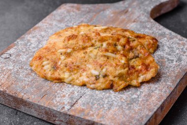 Lezzetli kızarmış tavuk göğsü hardal, tuz, baharat ve peynirli koyu beton arka planda.