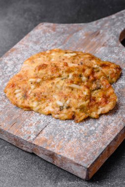 Lezzetli kızarmış tavuk göğsü hardal, tuz, baharat ve peynirli koyu beton arka planda.