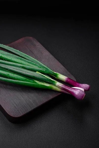 Cebollas Verdes Frescas Para Cocinar Plato Vegetariano Saludable Sobre Fondo —  Fotos de Stock
