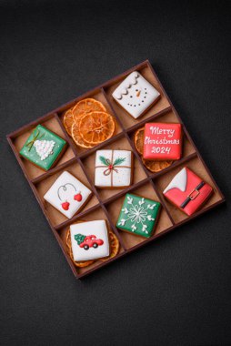 Güzel renkli Noel kurabiyeleri desenli beton arka plandaki festival masasının tasarımı ve dekorasyonu için.