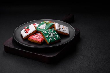 Güzel renkli Noel kurabiyeleri desenli beton arka plandaki festival masasının tasarımı ve dekorasyonu için.