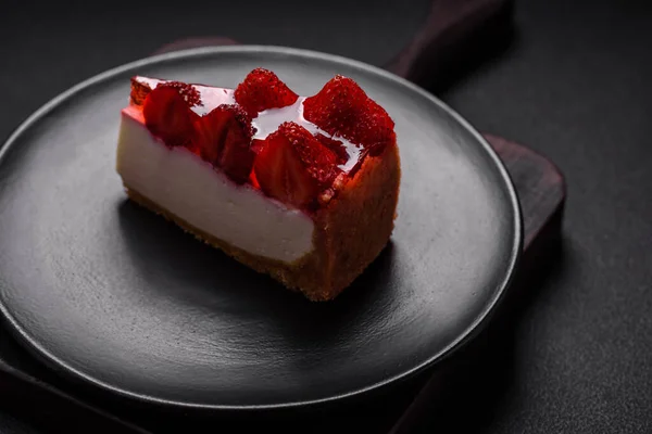Πεντανόστιμο Φρέσκο Cheesecake Φράουλες Σιρόπι Και Τυρί Μασκαρπόνε Φόντο Τσιμέντου — Φωτογραφία Αρχείου
