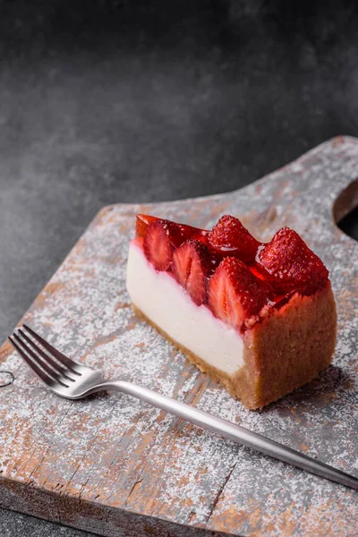 Πεντανόστιμο Φρέσκο Cheesecake Φράουλες Σιρόπι Και Τυρί Μασκαρπόνε Φόντο Τσιμέντου — Φωτογραφία Αρχείου