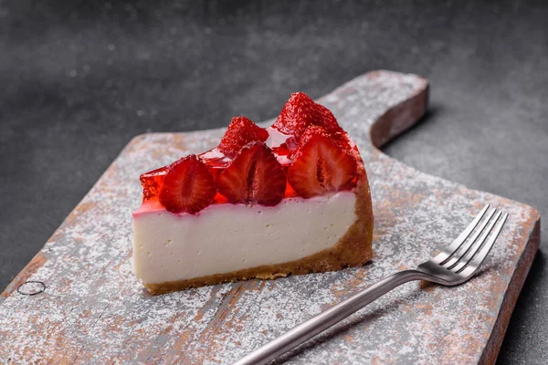 Delicious Fresh Cheesecake Strawberries Syrup Mascarpone Cheese Textured Concrete Background — Stock Photo, Image