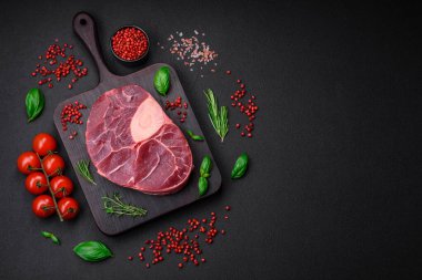 Taze et ossobuco bifteği. Tuzlu, baharatlı ve çimento kaplı.