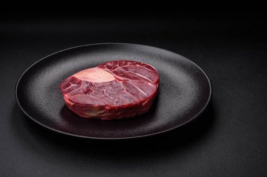 Taze et ossobuco bifteği. Tuzlu, baharatlı ve çimento kaplı.