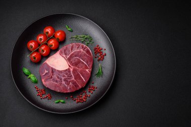 Taze et ossobuco bifteği. Tuzlu, baharatlı ve çimento kaplı.