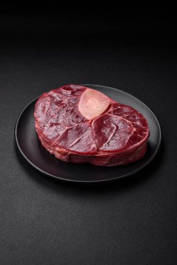 Taze et ossobuco bifteği. Tuzlu, baharatlı ve çimento kaplı.