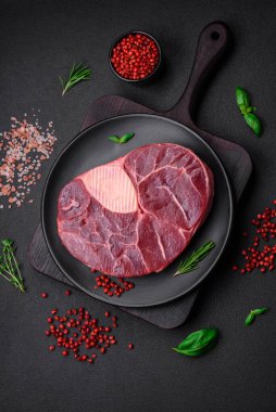 Taze et ossobuco bifteği. Tuzlu, baharatlı ve çimento kaplı.