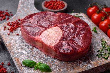 Taze et ossobuco bifteği. Tuzlu, baharatlı ve çimento kaplı.