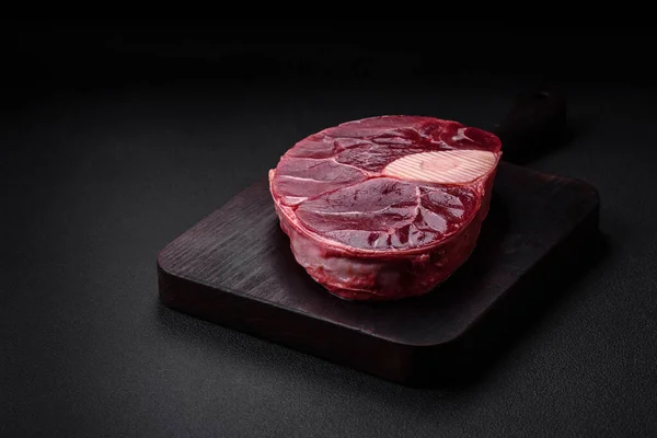 Bife Carne Fresca Ossobuco Com Sal Especiarias Ervas Sobre Fundo — Fotografia de Stock