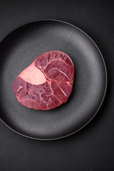 Frisches Rindfleisch Ossobuco Steak Mit Salz Gewürzen Und Kräutern Auf — Stockfoto
