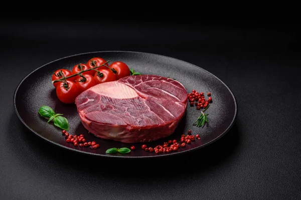 Vers Rundvlees Ossobuco Steak Met Zout Specerijen Kruiden Getextureerde Beton — Stockfoto