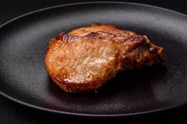 Lezzetli, sulu domuz eti ya da tuzlu, baharatlı ve çimento kaplı biftek.