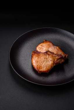 Lezzetli, sulu domuz eti ya da tuzlu, baharatlı ve çimento kaplı biftek.