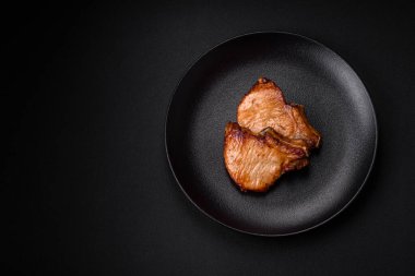 Lezzetli, sulu domuz eti ya da tuzlu, baharatlı ve çimento kaplı biftek.