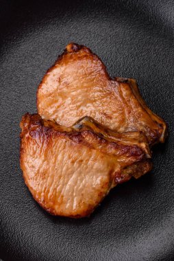 Lezzetli, sulu domuz eti ya da tuzlu, baharatlı ve çimento kaplı biftek.