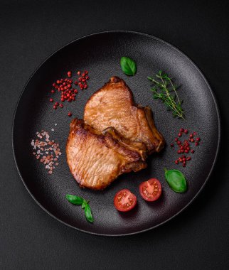 Lezzetli, sulu domuz eti ya da tuzlu, baharatlı ve çimento kaplı biftek.