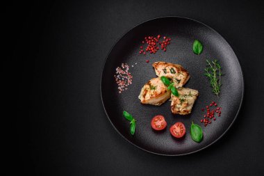 Lezzetli sulu tavuk, tuzlu hindi şişleri, baharatlar ve çimento kaplı otlar.