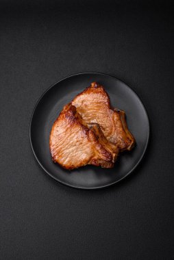 Lezzetli, sulu domuz eti ya da tuzlu, baharatlı ve çimento kaplı biftek.