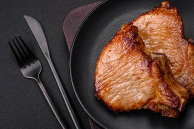 Lezzetli, sulu domuz eti ya da tuzlu, baharatlı ve çimento kaplı biftek.