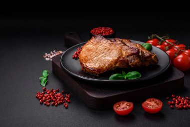 Lezzetli, sulu domuz eti ya da tuzlu, baharatlı ve çimento kaplı biftek.